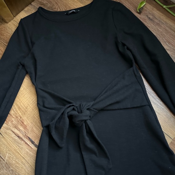 Elegant Black Dress - Picture 2 of 4